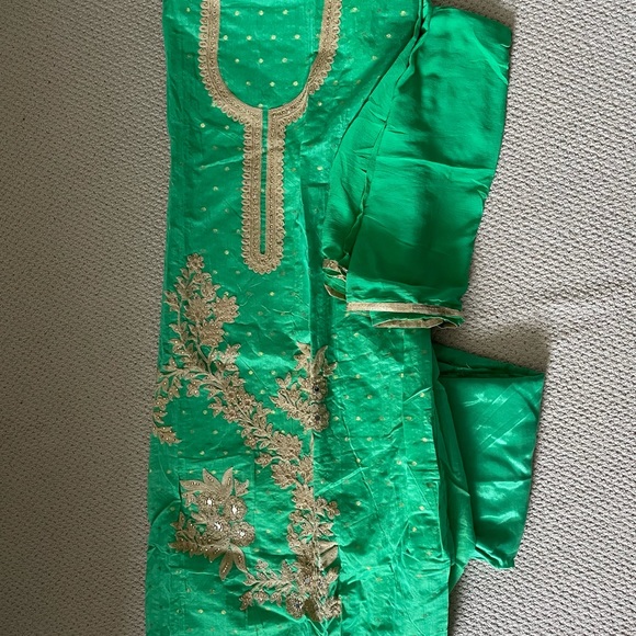 Unstitched 3 Piece Green & Gold Indian Suit - Picture 2 of 3